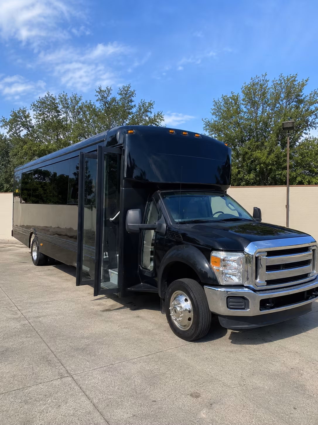 utica 20 passenger party bus
