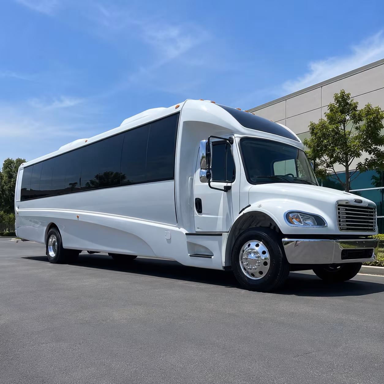 utica 28 passenger minibus